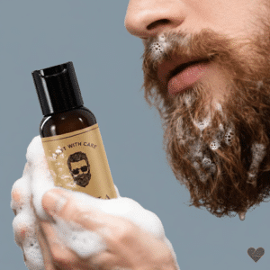 Ruskea QBÉKA-partashampoopullo valkoisella taustalla, pullossa musta korkki ja kullanvärinen etiketti.