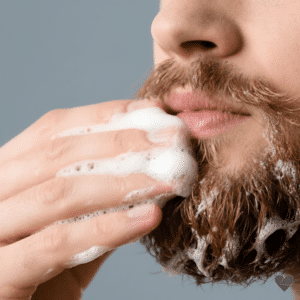 Ruskea QBÉKA-partashampoopullo valkoisella taustalla, pullossa musta korkki ja kullanvärinen etiketti.