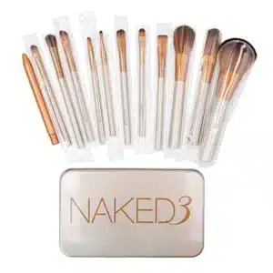 12-osainen Urban Decay Naked 3 -sivellinsetti tarjoaa täydellisen työkalupakin meikkiin. Pehmeät synteettiset harjakset ja kompakti koko sopivat matkalle
