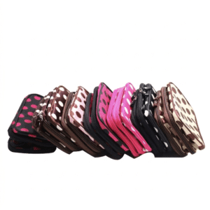 Rivi erivärisiä pilkullisia meikkilaukkuja, väreinä muun muassa musta, pinkki, ruskea ja vaaleanpunainen.