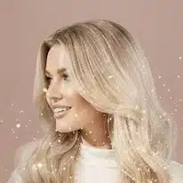 Hoidetut ja säihkyvän kiiltävät vaaleat hiukset vaaleanpunaisella taustalla.