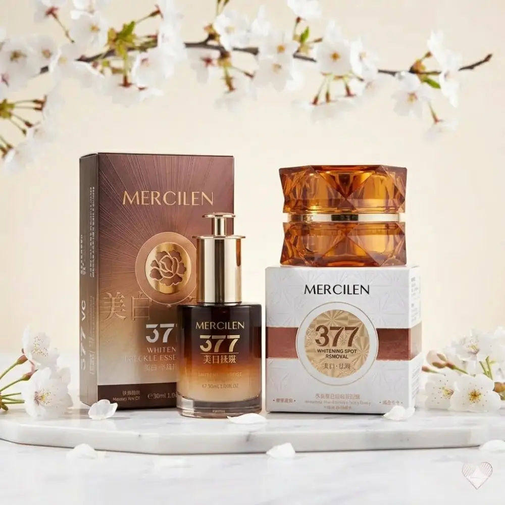 Mercilen 377 -ihonhoitosetti: heleyttävä seerumi ja kasvovoide pakkauksineen marmorialustalla kirsikankukkien keskellä.