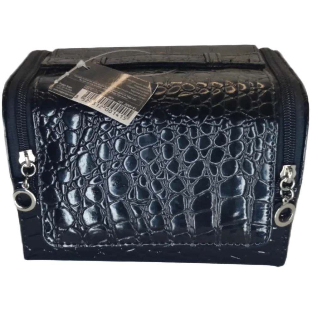 Musta kiiltäväpintainen Peggy Sage kynsilakkalaukku, jossa on krokotiilinnahkajäljitelmä ja hopeiset vetoketjut sivuilla.