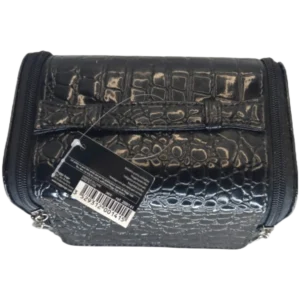 Musta kiiltäväpintainen Peggy Sage kynsilakkalaukku, jossa on krokotiilinnahkajäljitelmä ja hopeiset vetoketjut sivuilla.