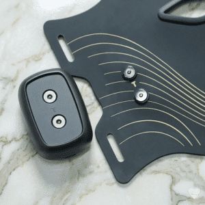 Lähikuva RM19-4 LED-maskin magneettisista liitinnastoista ja niihin sopivasta mustasta ohjainyksiköstä.