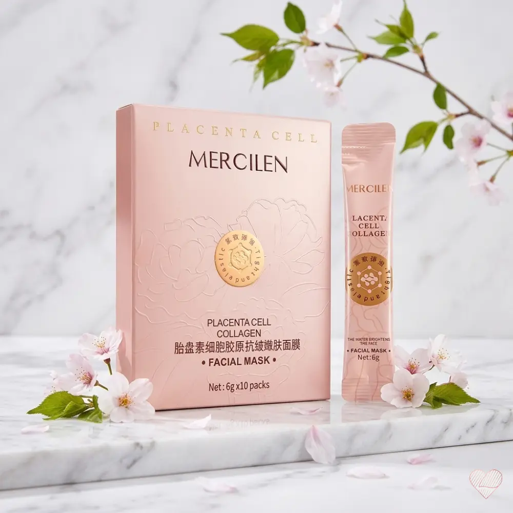 Mercilen Placenta Cell Collagen -kasvonaamion vaaleanpunainen pakkaus ja annospussi marmorialustalla kirsikankukkien ympäröimänä.