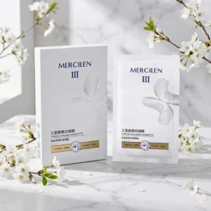 Mercilen Type III Collagen Leukocyte -silmänympäryslappujen valkoinen tuotepakkaus ja yksittäinen annospussi marmoritasolla kirsikankukkien ympäröimänä.
