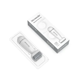 Valkoinen Bio Needle säädettävä derma stamp -mikroneulauslaite läpinäkyvässä muovisessa suojakuoressa sekä sen vieressä lepäävä valkoinen pahvinen myyntipakkaus valkoisella taustalla. Laitteessa on harmaa neulapää ja numerollinen säätökierre pituuden valintaan.