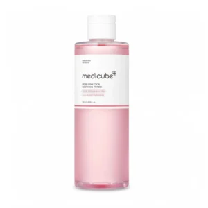 Medicube PDRN Pink Cica Soothing Toner -kasvovesi korkeassa kirkkaassa pullossa, jossa on heleän vaaleanpunaista nestettä ja valkoinen korkki puhtaalla valkoisella taustalla.