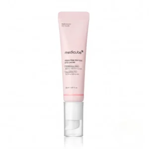 Medicube PDRN Pink Peptide Eye Cream -silmänympärysvoide kapeassa, vaaleanpunaisessa tuubissa, joka seisoo ylösalaisin valkoisen pumpun ja läpinäkyvän korkin varassa puhtaalla valkoisella taustalla.