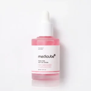 Medicube PDRN Pink Peptide Serum -seerumi kirkkaassa pullossa, jossa on heleän vaaleanpunaista nestettä ja valkoinen pipettikorkki puhtaalla valkoisella taustalla.