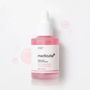 Medicube PDRN Pink Peptide Serum -seerumipullo valkoisella taustalla, jonka sivuilla on kirkkaita ja läpikuultavia vaaleanpunaisia seerumipisaroita.