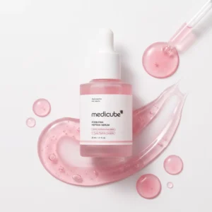 Medicube PDRN Pink Peptide Serum -seerumipullo ja lasinen pipetti aseteltuna kiiltävän, vaaleanpunaisen seerumisivelyn sekä nestemäisten tuotepisaroiden päälle valkoisella pohjalla.