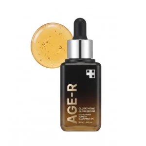Hienostunut tummanruskea Medicube Age-R Glutathione Glow Serum -seerumipullo hopeisella pipetillä, jonka takaa vasemmalta pilkistää suuri, pyöreä ja hunajankeltainen seeruminäytteen pisara valkoisella taustalla.