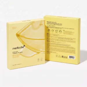 Kaksi keltaista Medicube Kojic Acid Turmeric Gel Mask -kasvonaamiolaatikkoa vierekkäin puhtaalla valkoisella taustalla; vasemmanpuoleinen näyttää pakkauksen etuosan ja oikeanpuoleinen pakkauksen takaosan tuotetietoineen.