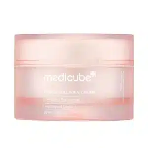 Matalan pyöreä ja pehmeän vaaleanpunainen Medicube Triple Collagen Cream -kasvovoidepurkki suoraan edestä kuvattuna puhtaalla valkoisella taustalla.