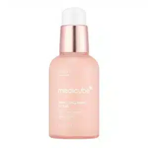 Pystyasennossa oleva pehmeän persikanvärinen Medicube Triple Collagen Serum -kasvoseerumipullo, jossa on ruusukultainen kaulus ja valkoinen pumppukorkki puhtaalla valkoisella taustalla.