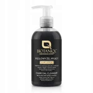 Biotaniqe Pure Detox Charcoal Cleanser -aktiivihiilipuhdistusgeeli läpinäkyvässä pumppupullossa mustalla etiketillä valkoisella taustalla.