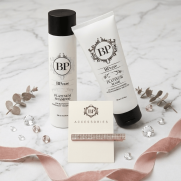 BPcare Platinum Shampoo ja Platinum Mask -tuotepakkaukset sekä strassikoristeinen hiusklipsi marmorialustalla vaaleanpunaisen silkkisomisteen ja koristekivien ympäröimänä.