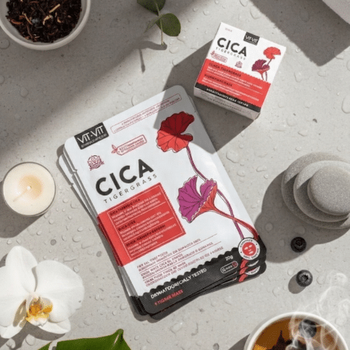 Diet Esthetic Vit Vit Cica Tigergrass -kangasnaamiot ja rauhoittava voide aseteltuna tyylikkäästi kivien ja kukkien viereen.