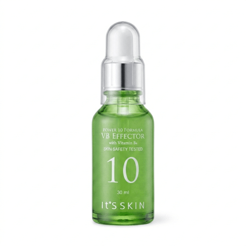 Vihreä lasinen It's Skin Power 10 Formula VB Effector -seerumipullo, jossa on hopeinen pipettikorkki, aseteltuna valkoiselle heijastavalle pinnalle veden väreiden keskelle.