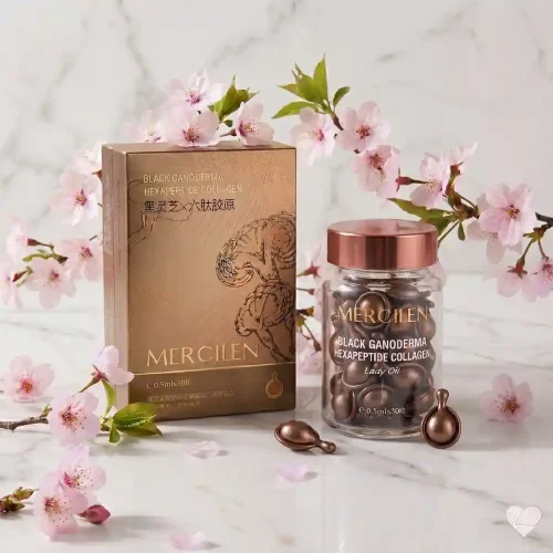 Mercilen Black Ganoderma -seerumipakkaus ja lasinen kapselipurkki aseteltuna vaalealle marmoripinnalle vaaleanpunaisten kirsikankukkien ympäröimänä.