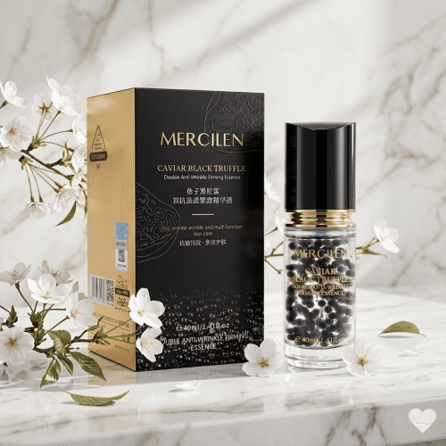 Mercilen Caviar Black Truffle -seerumipullo, joka sisältää mustia helmiäisiä kapseleita, ja musta-kultainen myyntipakkaus marmorialustalla valkoisten kirsikankukkien ympäröimänä.