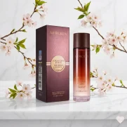Mercilen Cordyceps Bosin Light Perception Essence Water -pullo ja pakkaus valkoisella marmorialustalla, ympärillään vaaleanpunaisia kirsikankukkia ja kukkivia oksia.