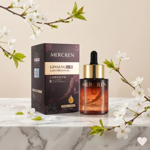 Mercilen Ginseng Lady Photon Oil -kasvoöljypullo ja tumma tuotepakkaus marmorialustalla kirsikankukkien ympäröimänä.