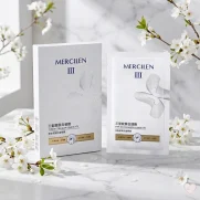 Mercilen Type III Collagen Leukocyte -silmänympäryslappujen valkoinen tuotepakkaus ja yksittäinen annospussi marmoritasolla kirsikankukkien ympäröimänä.