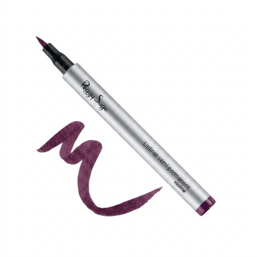 Hopeanvärinen Peggy Sage Lipliner semi-permanent -huultenrajauskynä ja violetti aaltomainen värinäyte puhtaalla valkoisella taustalla. Kynän tarkka huopakärki on esillä ilman korkkia.