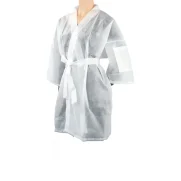 Tarjoa asiakkaillesi ensiluokkainen ja hygieeninen kokemus. Tämä kevyt ja mukava kertakäyttökimono suojaa vaatteita hoitojen aikana. Ihanteellinen spa-