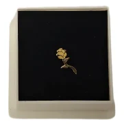 Ylellinen Peggy Sage kynsilävistyskoru (18K kultaa). Klassinen Ruusu-muotoilu tuo kynsiin romanttista eleganssia. Aito ranskalainen laatu ammattikäyttöön