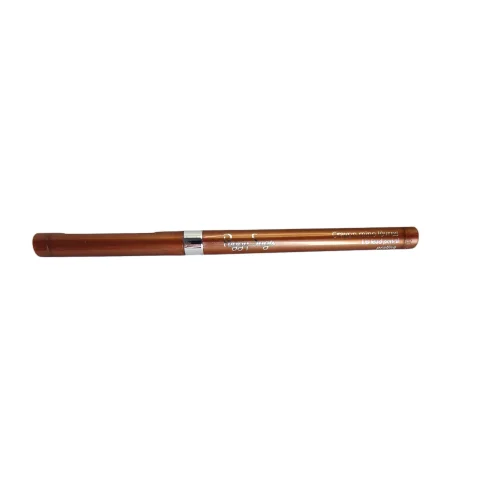 Metallinhohtoinen kuparinsävyinen Peggy Sage Lip Lead Pencil Praline -huultenrajauskynä vaakatasossa valkoista taustaa vasten.