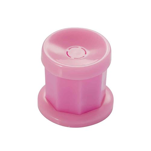 Pieni ja kestävä muovikippo siveltimien puhdistukseen ja nesteiden sekoittamiseen. Pirteä Pink-sävy tuo väriä työpisteelle.