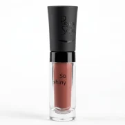 Peggy Sage So Shiny Chic 005 huulikiilto läpinäkyvässä pakkauksessa, jossa näkyy lämmin nudenruskea sävy ja mattamusta korkki Peggy Sage -logolla.