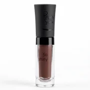 Peggy Sage So Shiny Praline 010 huulikiilto kirkkaassa hylsyssä, jossa näkyy syvän ruskea pähkinäinen sävy ja mattapintainen musta korkki.