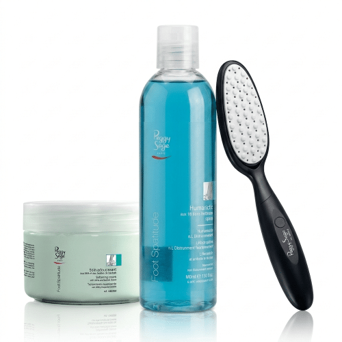 Peggy Sage Foot Spatitude -tuotesarjan jalkojenhoitosetti, johon kuuluu vaaleanvihreä AHA-happoja sisältävä jalkavoide, kirkas sininen jalkakylpytiiviste ja ergonominen musta jalkaraspi valkoisella hiomapinnalla.